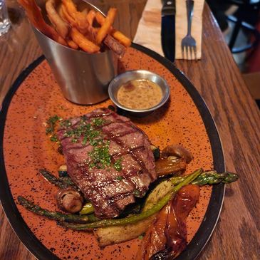 Filet de bœuf avec légumes et frites de patate douce