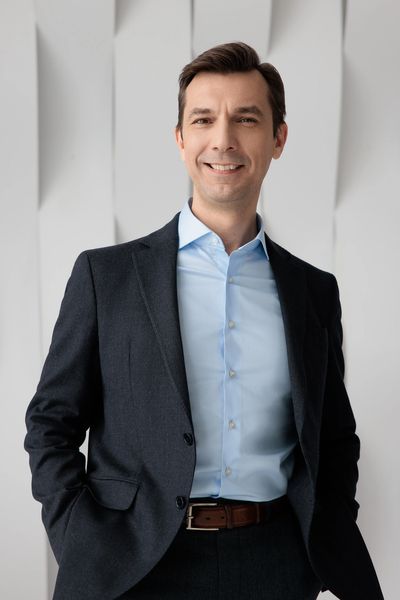 Fractional CSO and business strategy consultant with 25+ years of experience in IT, telecom