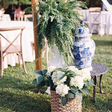 Wedding florals with blue chinoiserie