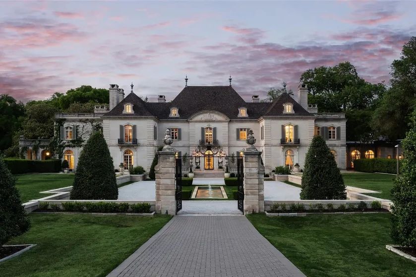 //img1.wsimg.com/isteam/ip/2575899c-d7a4-49d9-b6fa-b5723035cfc6/Luxury%20home.webp/:/rs=w:1300,h:800