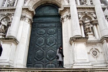 Pitina bronze doors