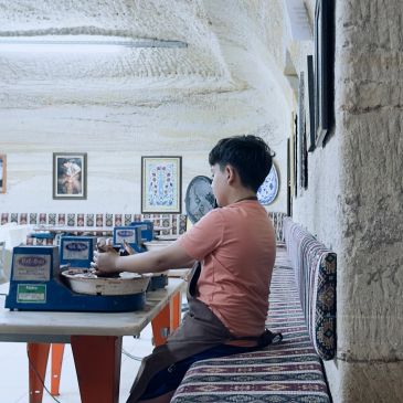 Mutfakta yemek hazırlayan çocuk.