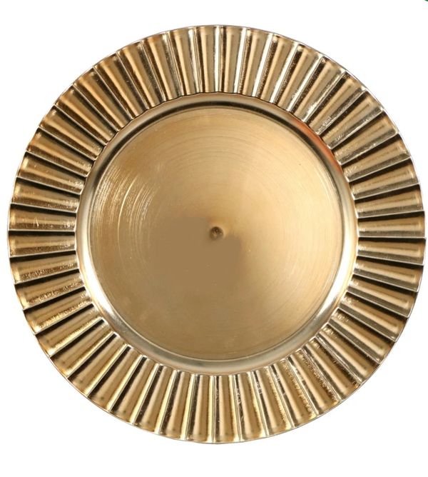 fluted gold charger plate = 100