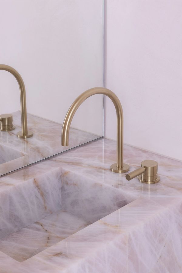 Manhattan powder room with stone basin and brass tap. Photography: Dylan James.