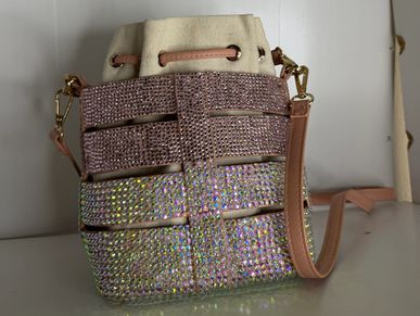 A very fun and different style of purse! Edgy and classy ✨