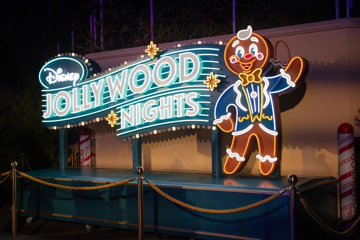 Cartel luminoso de Disney Jollywod Nights con figura de jengibre.