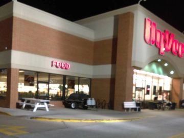 front view of Hy-Vee grocery store