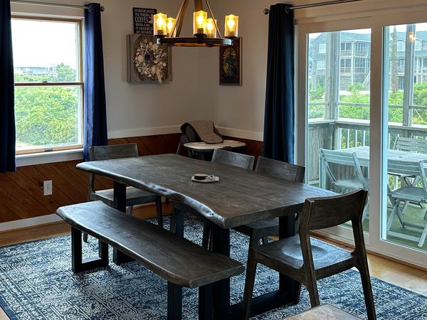 Dining area - 4 barstools inside with screened porch behind the dining area offer ample seating.