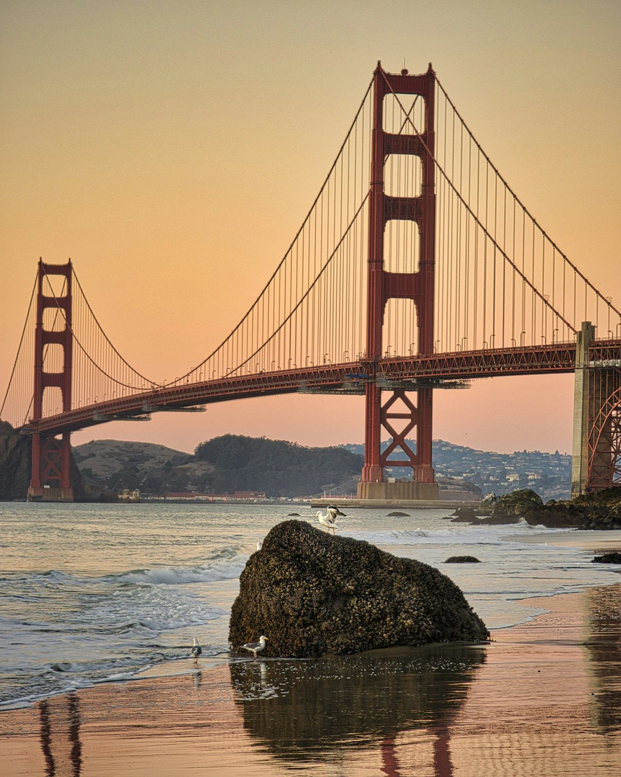 Capture the iconic beauty of San Francisco with this breathtaking view of the Golden Gate Bridge at sunset, taken from Baker Beach. The golden hues, calm waves, and dramatic coastline make Baker Beach one of the best places for photography in San Francisco. Discover why this scenic spot is a must-visit for sunset lovers, photographers, and travelers exploring the Bay Area.