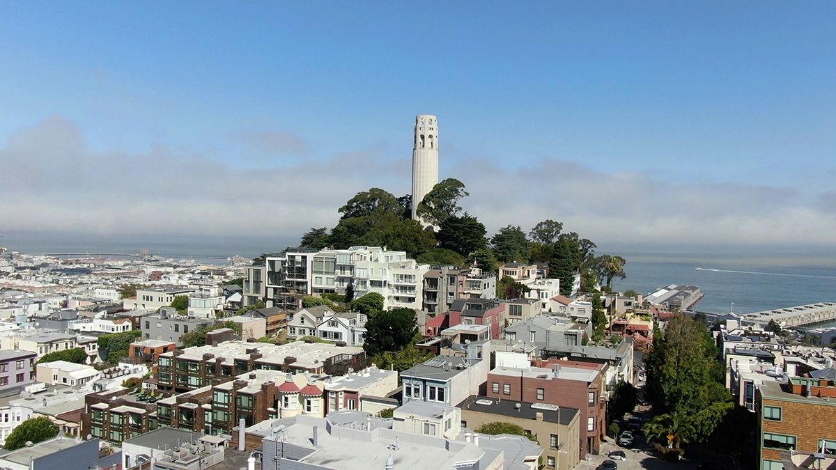 Admire sweeping views of San Francisco’s North Beach neighborhood and the iconic Coit Tower rising above the city skyline. This historic Art Deco tower atop Telegraph Hill offers one of the best panoramic viewpoints in San Francisco, making it a top destination for sightseeing, photography, and learning about the city’s history. Discover why visiting Coit Tower is a highlight for any San Francisco itinerary.