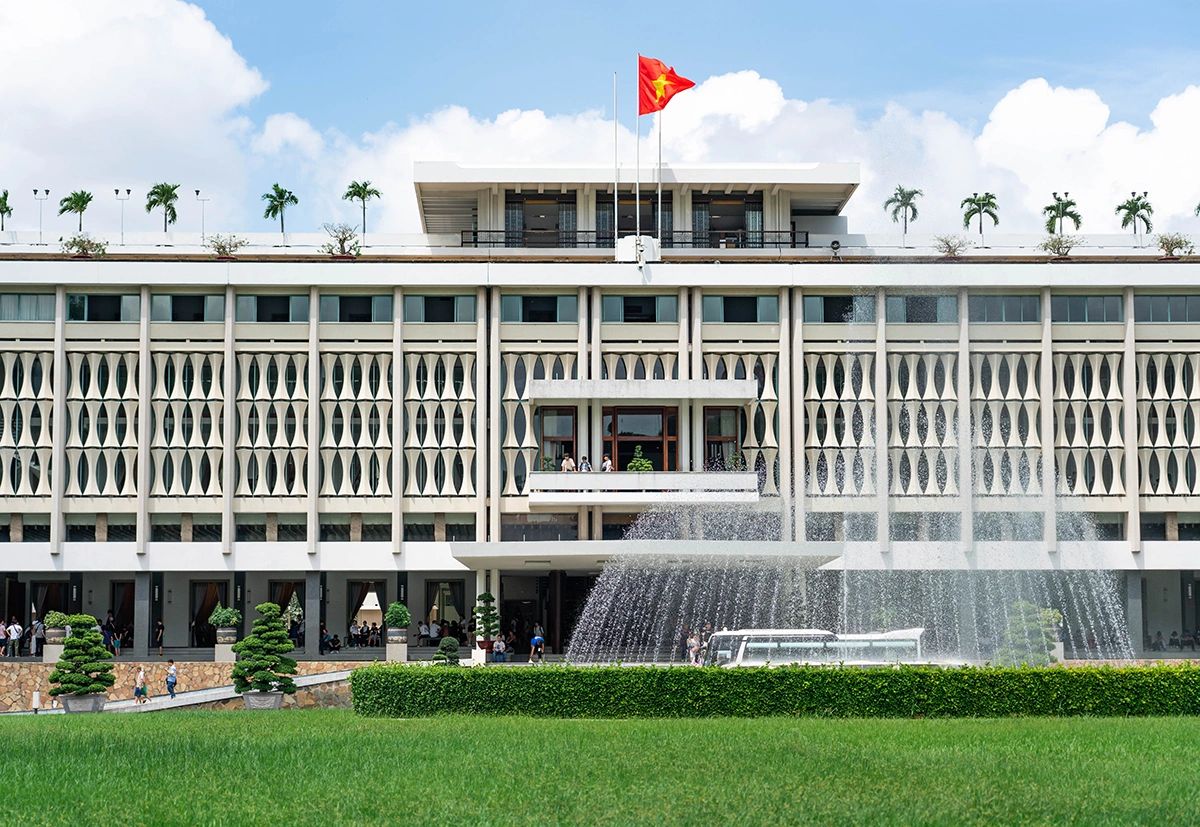 Independence Palace with its modernist facade, Vietnamese flag, and fountain – an essential historic landmark in this Ho Chi Minh City guide