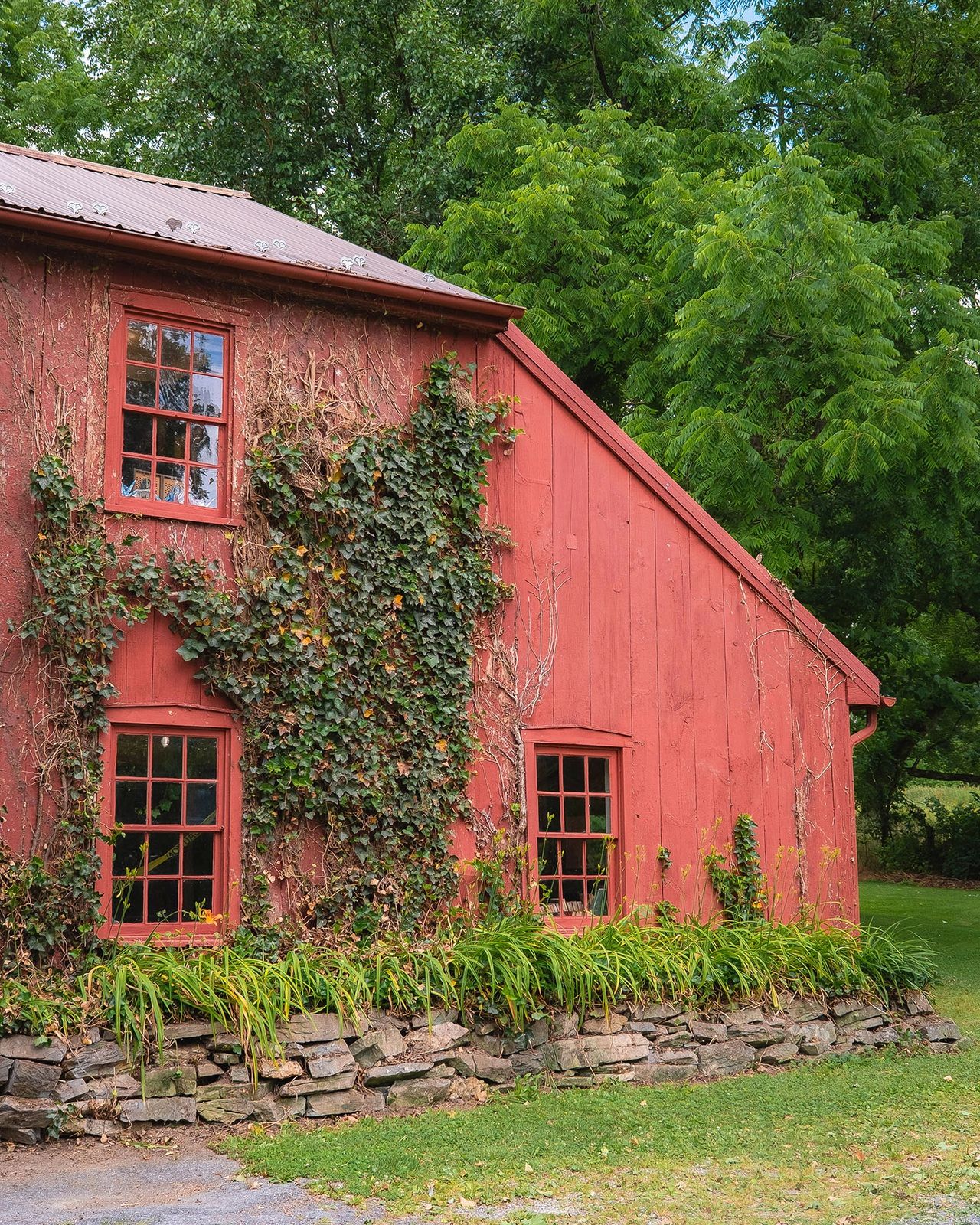 Nestled in the heart of Lancaster County, Pennsylvania, Moyer’s Book Barn is a charming treasure trove for book lovers and history enthusiasts. This historic bookshop, housed in a rustic red barn, has been a beloved local institution for decades. Browse through stacks of rare books, vintage finds, and second-hand treasures, all while soaking in the cozy, ivy-covered charm of this unique literary destination. A must-visit for anyone exploring Lancaster’s hidden gems!