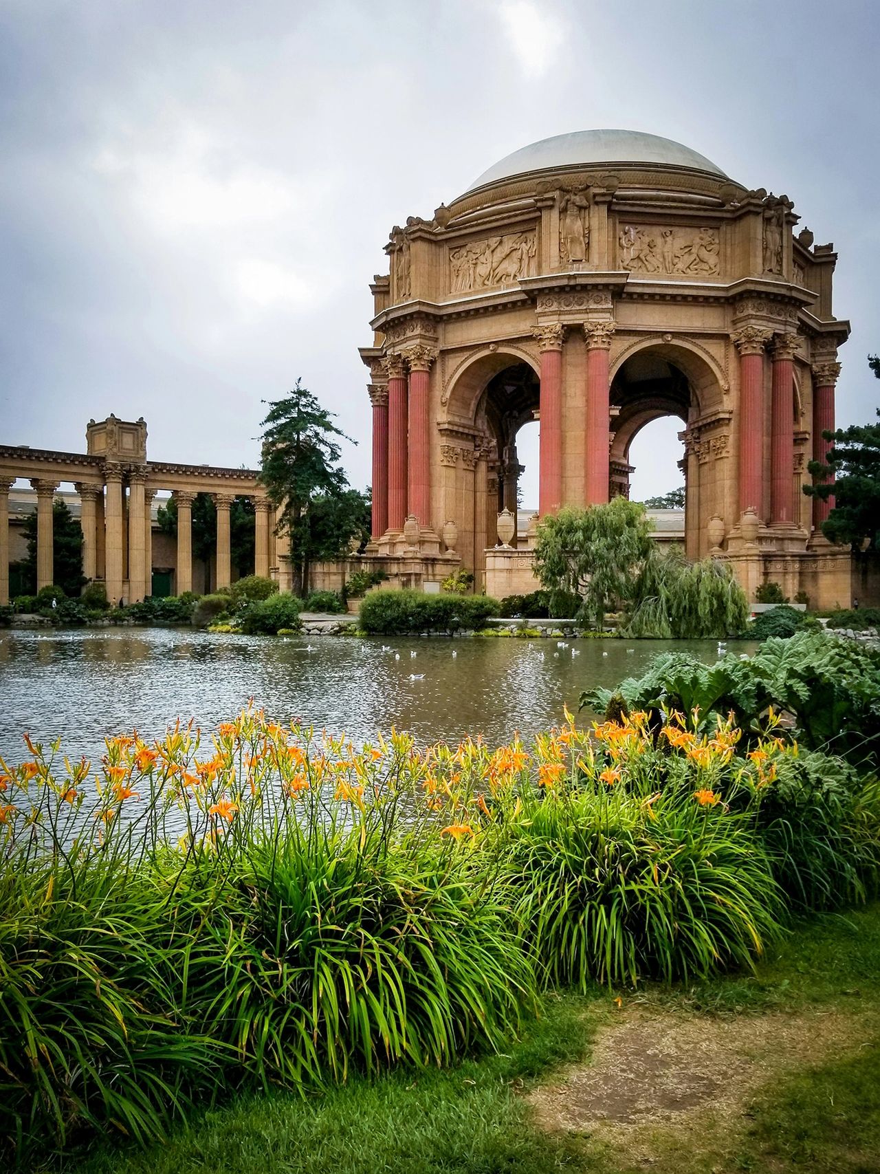 Wander through the romantic Palace of Fine Arts in San Francisco, an architectural masterpiece surrounded by a tranquil lagoon and lush gardens. Originally built for the 1915 Panama-Pacific Exposition, this breathtaking landmark remains one of the most beautiful and peaceful spots in the city. Whether you're strolling, relaxing, or capturing incredible photos, the Palace of Fine Arts is a must-see destination in San Francisco.