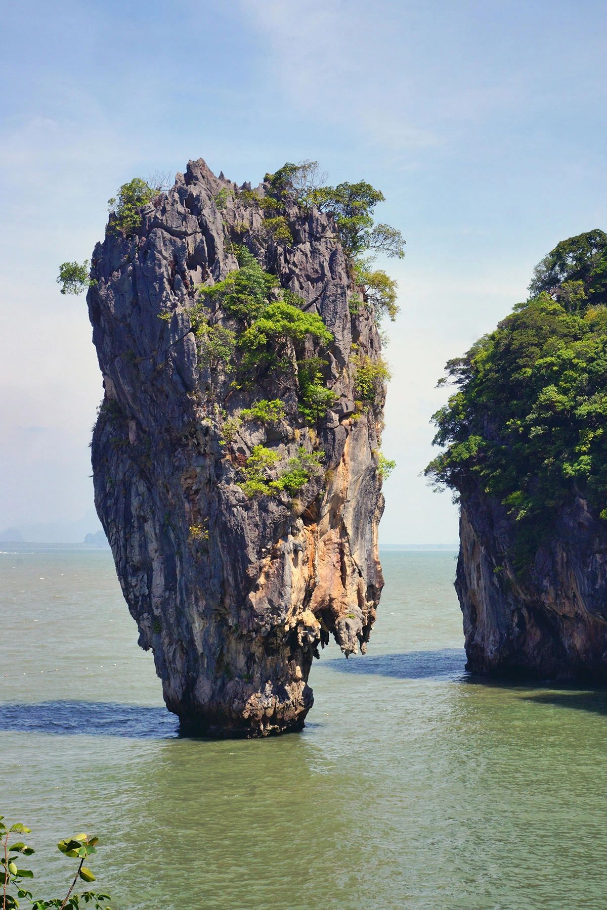 This breathtaking limestone karst formation is James Bond Island (Koh Tapu), one of the most iconic sights in Phang Nga Bay, Thailand. Featured in the 1974 movie The Man with the Golden Gun, this towering rock formation rises dramatically from the emerald-green waters. Located near Phuket and Krabi, it is a must-visit destination for travelers seeking scenic boat tours, hidden caves, and stunning coastal landscapes. Discover the beauty of Thailand’s most famous island and explore its unique geology, rich history, and spectacular kayaking opportunities.
