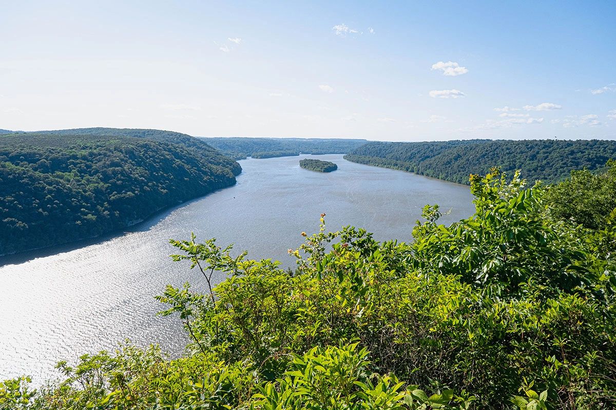 Pinnacle Point in Lancaster County, Pennsylvania, offers one of the most stunning scenic overlooks of the Susquehanna River. A favorite among hikers, photographers, and nature lovers, this spot provides panoramic views of the rolling green hills, winding river, and lush landscapes. Whether you're visiting for a peaceful picnic, an afternoon hike, or to catch the sunset, Pinnacle Point is a must-see destination in Pennsylvania.