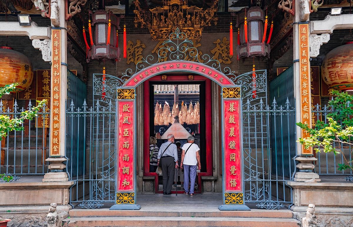Ornate entrance to Thien Hau Temple with red and gold Chinese decorations and hanging lanterns – a cultural gem in this Ho Chi Minh City guide