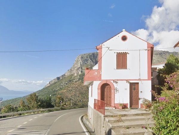 House with sea view for sale in Italy