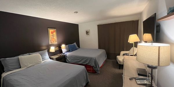 Premier room with Kitchenette. Monashee Motel in Sicamous.