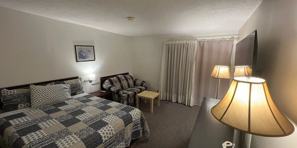 Deluxe room 1 queen bed. Monashee Motel in Sicamous.