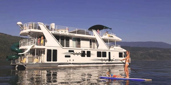 Houseboating in Sicamous. Monashee Motel in Sicamous.