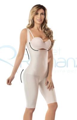 Mujer con faja body, no perceptible bajo la ropa 