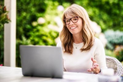 Mom engaged in online coaching session regarding college admissions issues for her child.