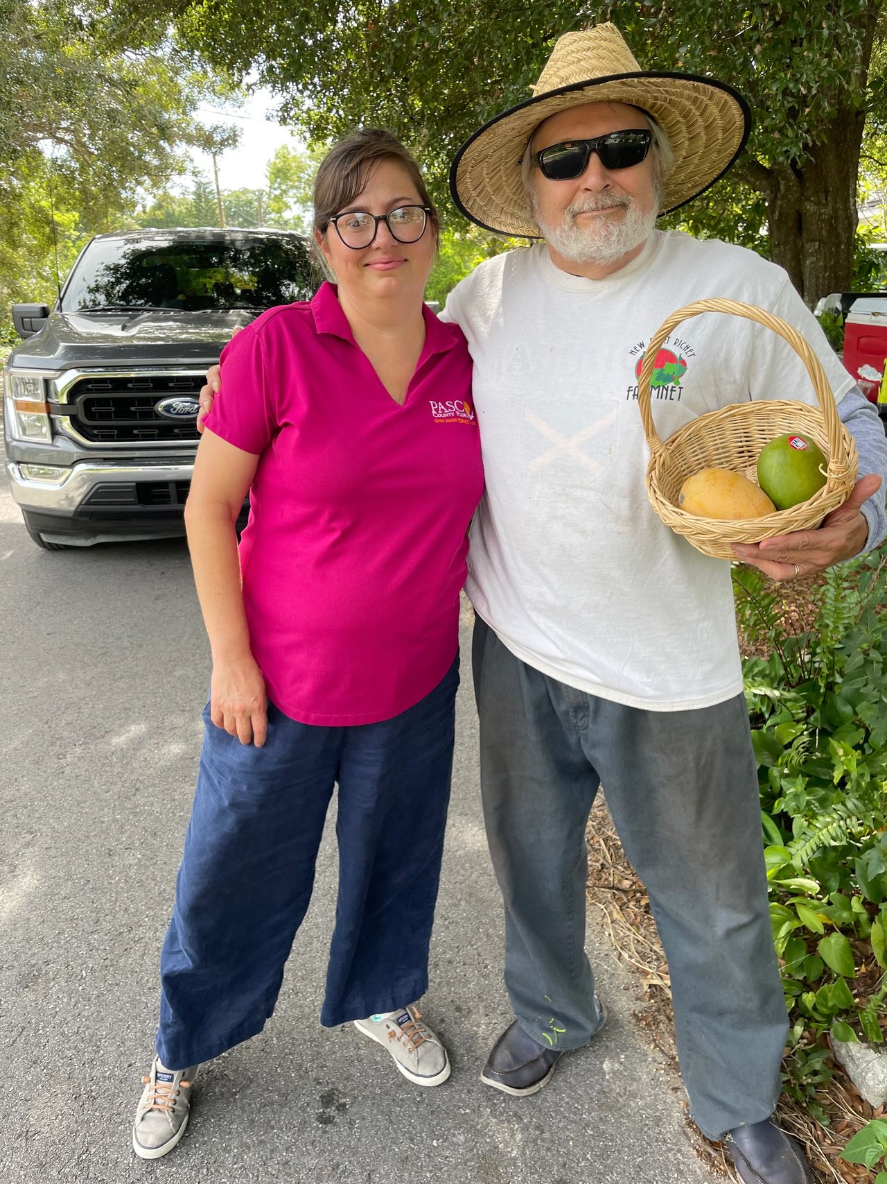 Volunteer with Kristen King (Pasco Food Policy Council) and baseket with local mango and one from Mexico (it is the one with the little sticker)