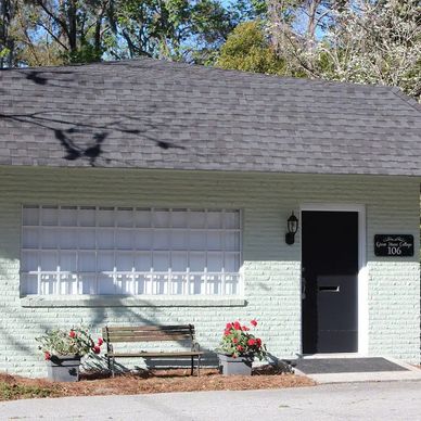 The Green House Cottage is nestled within downtown St. Marys and walkable to restaurants and fun!