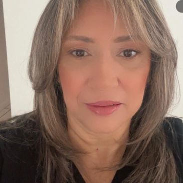 Retrato de mujer con cabello castaño claro y expresión neutral.