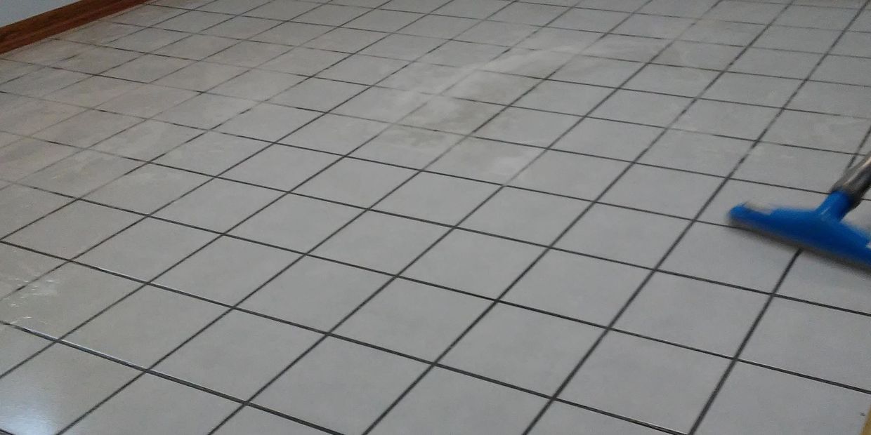 How to Clean a Ceramic Tile Floor and Grout  Ladrilhos de cerâmica,  Limpeza de pisos, Limpadores de chão