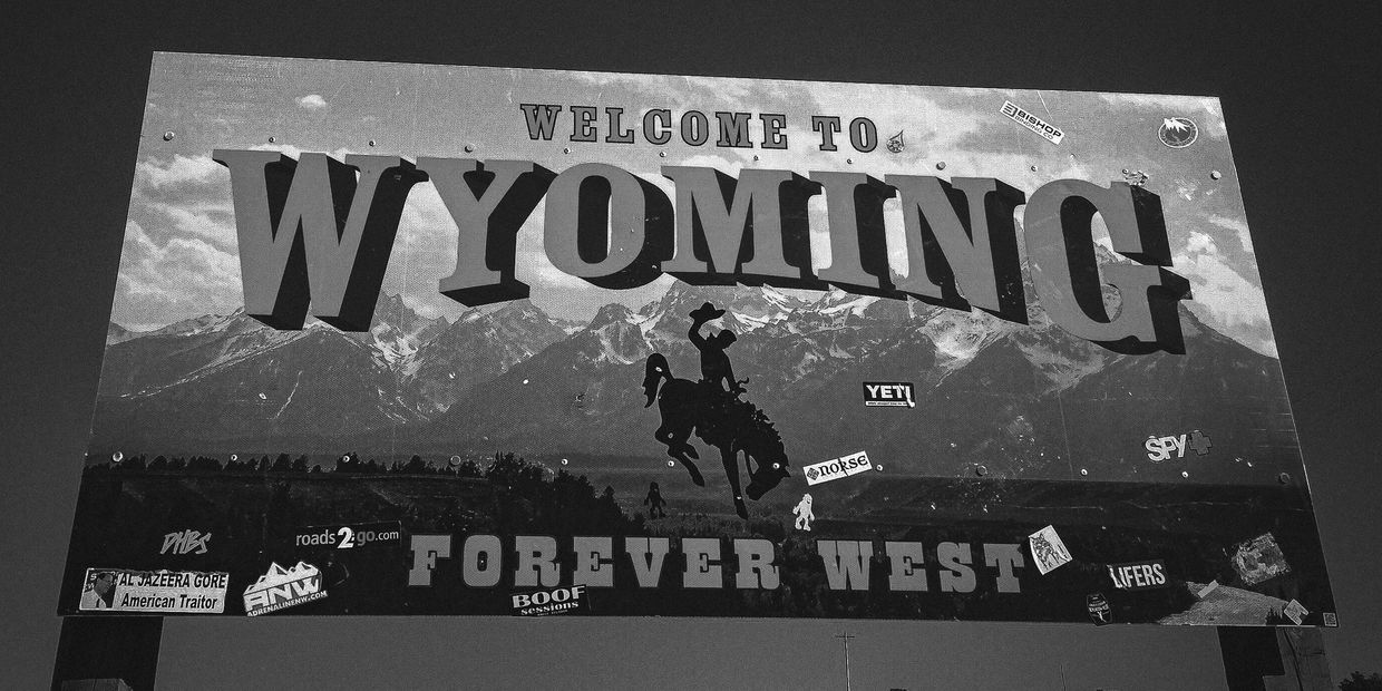 Wyoming State sign. Looking for therapy in Wyoming? Casper Wyoming anxiety EMDR transitions