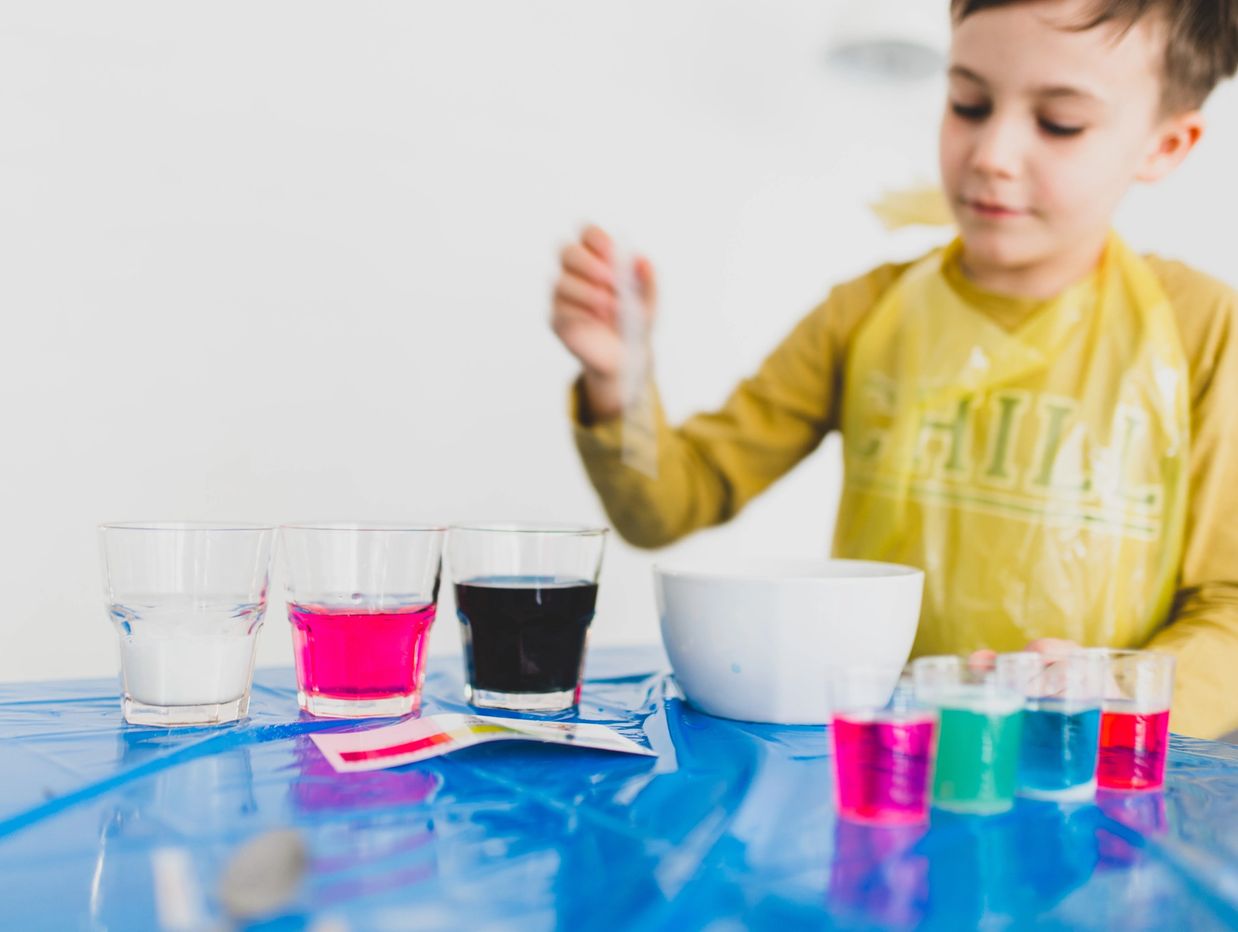 Çocuklar, fen bilimleri kapsamındaki etkinliklerle heyecanlanarak farklı deneyimler kazanır.