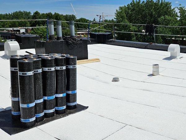 Réfection de la toiture d'un immeuble de condos