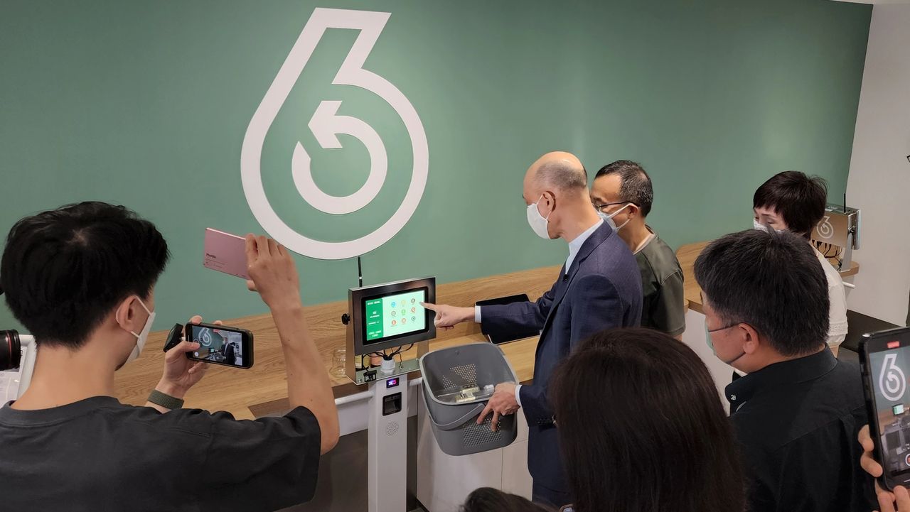 Wong Kam Sing try out the new smart balance. Smart Balance is an IoT device that allow citizen select different type of recyclable, automatic weighing and record the GREEN$ (Greeny Coins)