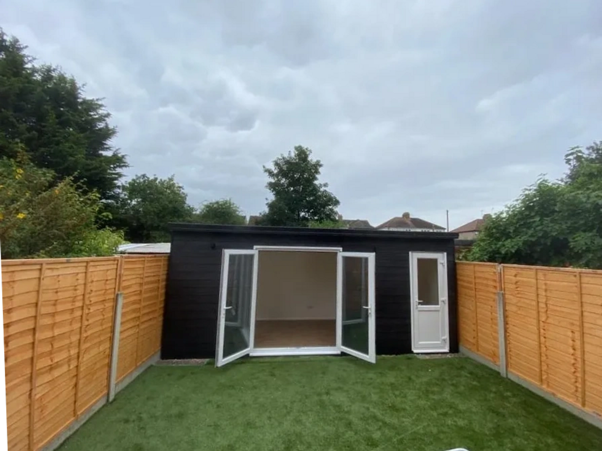 GARDEN ROOM WITH TOILET