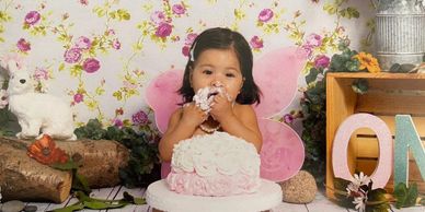 I placed an order with Rochelle for my daughter’s cake smash photo shoot. First she was super profes