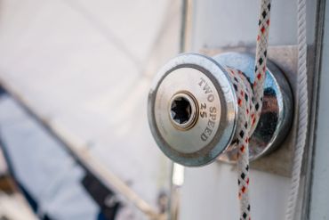 Mainsail halyard winch drum