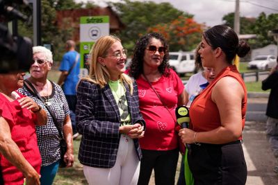 Conversación entre varias mujeres al aire libre.