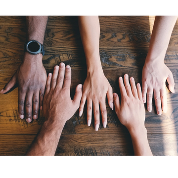 Manos de diferentes tonos de piel, representando conexión humana y diversidad.