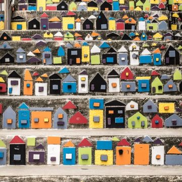 Muchas casitas en cerámica de muchos colores, representando diversidad y humildad.