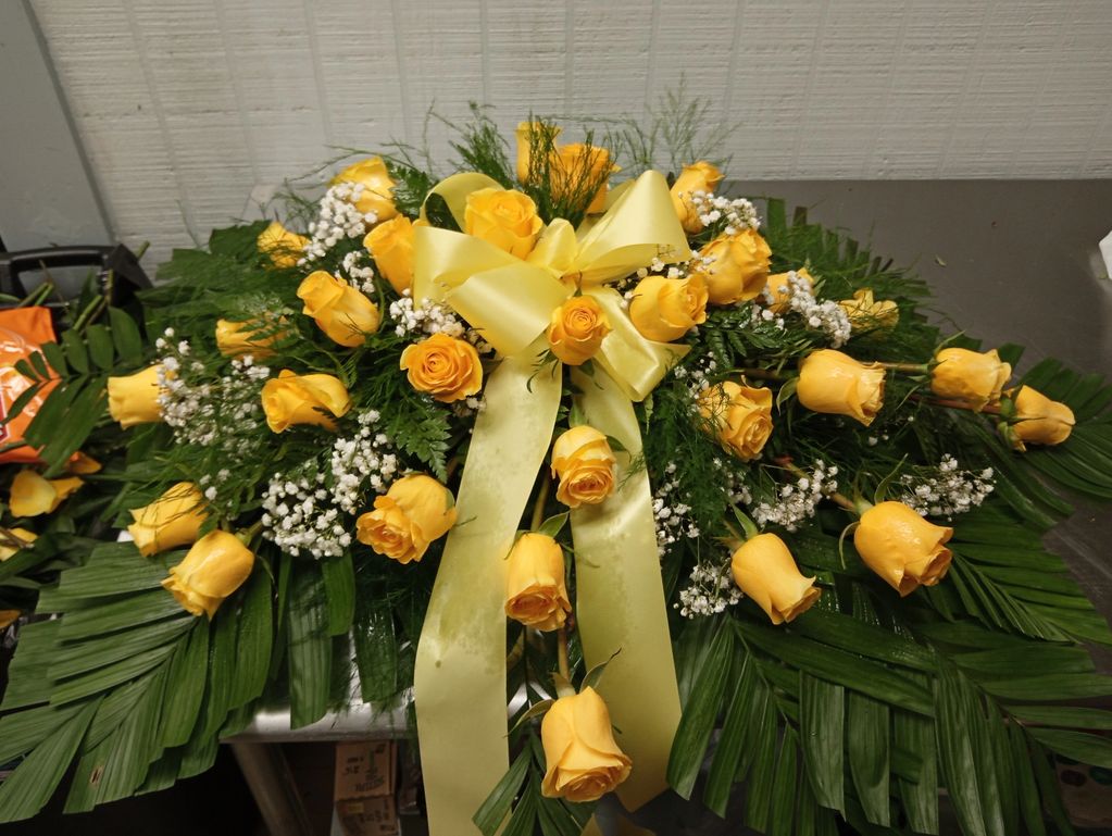 Yellow rose casket saddle
3 dozen roses $349.99
2 dozen roses $299.99