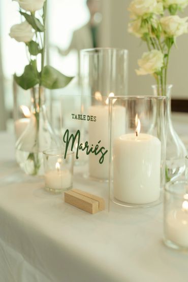 Elegant wedding table setting with candles and flowers labeled "Table des Mariés."