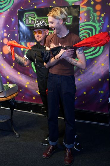 Comedy magician Phil Pearson performing live in Brighton
	•	Comedy magic – a blend of stand-up 