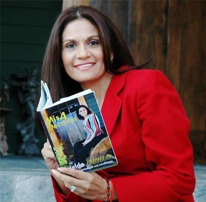 Imelda Interiano es originaria de El Salvador ha escrito cinco libros su primer libro Mis 4 Decadas 