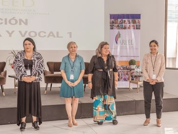 Cuatro mujeres empresarias haciendo networking en evento AREED