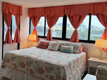 Spacious Master Bedroom w/King Size Bed