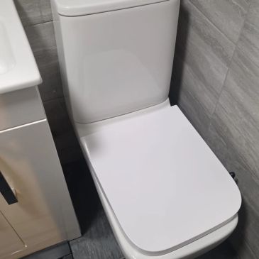 Clean Airbnb toilet and bathroom prepared for incoming guest hy Purespark Cleaning Ltd 