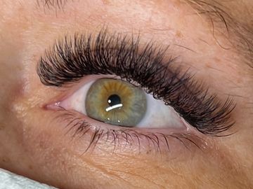 Cures within 1 - 2 seconds - amazing hold that no classic eyelash glue will ever achieve.
No residua