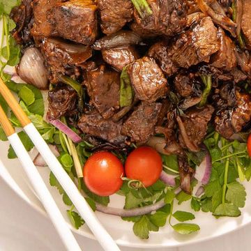 Shaky cube beef salad