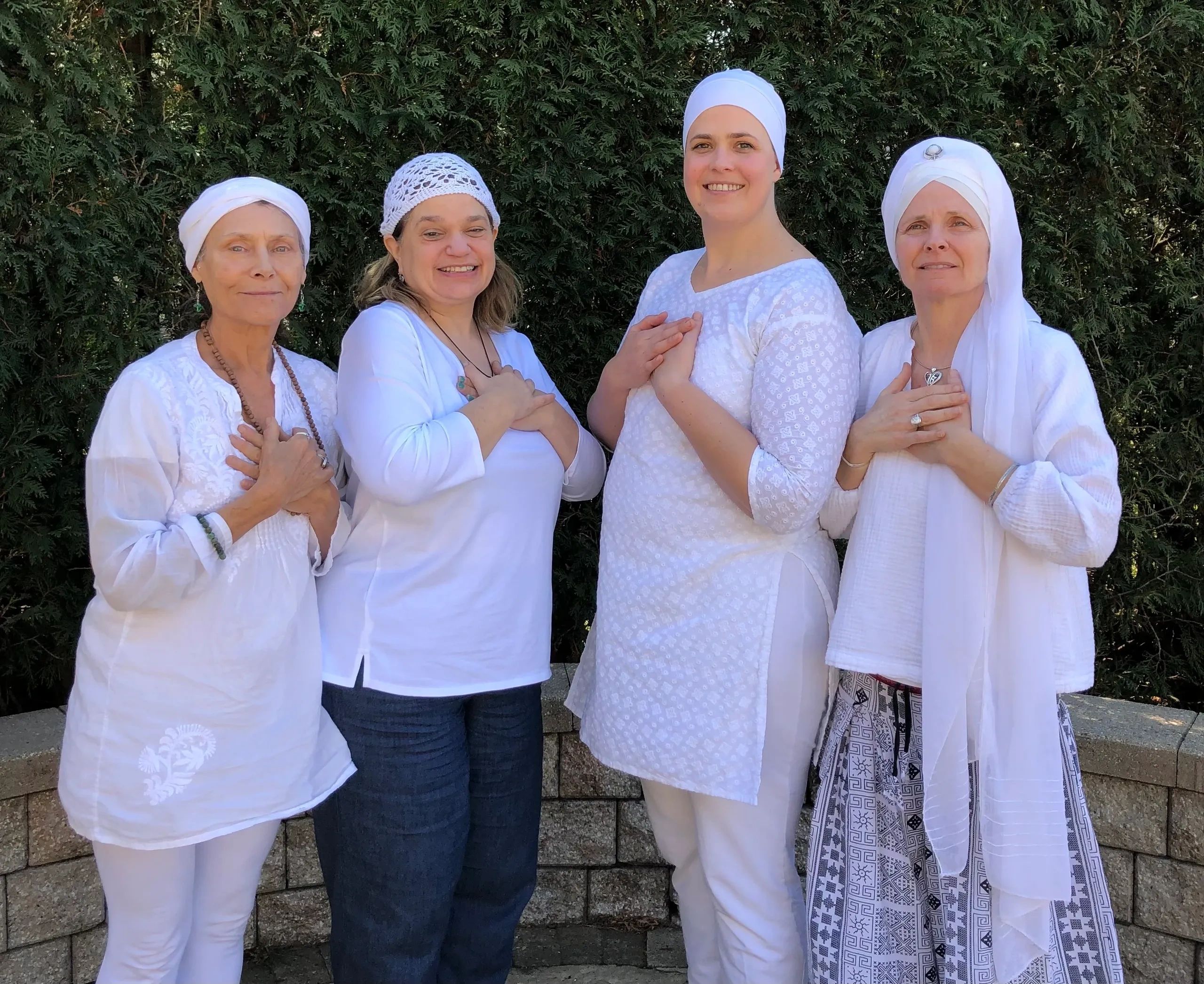 Gurubanda Kaur, Sher Joti kaur, Adi Harpriya Kaur, Puranpreet Kaur of BluePearl Wave, gong band.